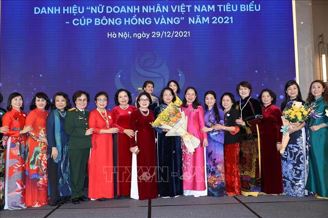 Phó Chủ tịch nước Võ Thị Ánh Xuân và Trưởng Ban Dân vận Trung ương Bùi Thị Minh Hoài với các nữ doanh nhân. Ảnh: Trọng Đức - TTXVN Phó Chủ tịch nước Võ Thị Ánh Xuân trao tặng danh hiệu Nữ doanh nhân Việt Nam tiêu biểu năm 2021 ảnh 5