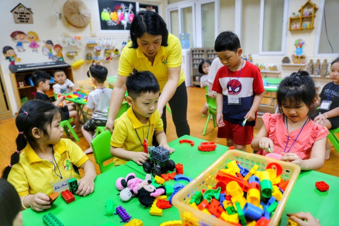 Cô và trò trường Mầm non A (Hà Nội). Ảnh: Tuấn Đức - TTXVN Các tỉnh, thành phố khẩn trương tuyển dụng 27.850 biên chế giáo viên cấp mầm non và phổ thông năm học 2022-2023 ảnh 1