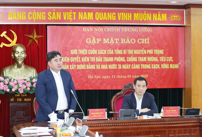 Đồng chí Phạm Minh Tuấn, Giám đốc - Tổng Biên tập Nhà xuất bản Chính trị quốc gia Sự thật phát biểu tại buổi gặp mặt. Ảnh: Phương Hoa - TTXVN Họp báo giới thiệu cuốn sách của Tổng Bí thư Nguyễn Phú Trọng về phòng, chống tham nhũng, tiêu cực ảnh 3