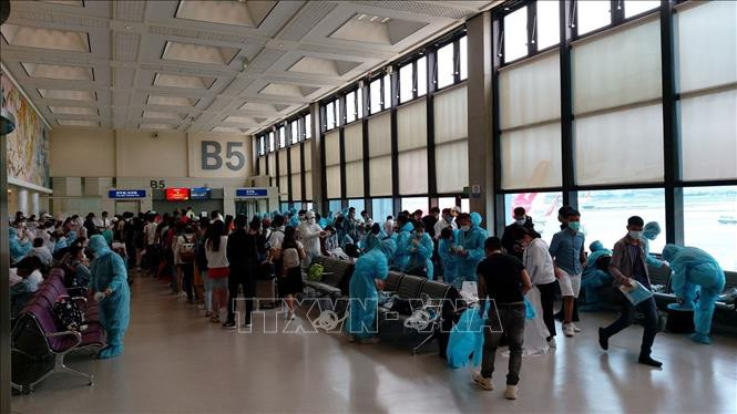 Đưa công dân Việt Nam từ Đài Loan (Trung Quốc) về nước. Ảnh: TTXVN Dịch COVID-19: Thêm 4 ca mắc mới từ bên ngoài, đã được cách ly ngay sau khi nhập cảnh ảnh 1