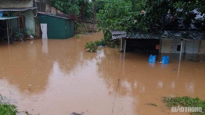 Mưa lớn xảy ra trên địa bàn thành phố Lào Cai đêm ngày 20/7 gây ngập lụt. Ảnh: baogiaothong.vn Mưa lớn gây ngập nhiều tuyến đường tại thành phố Lào Cai ảnh 1