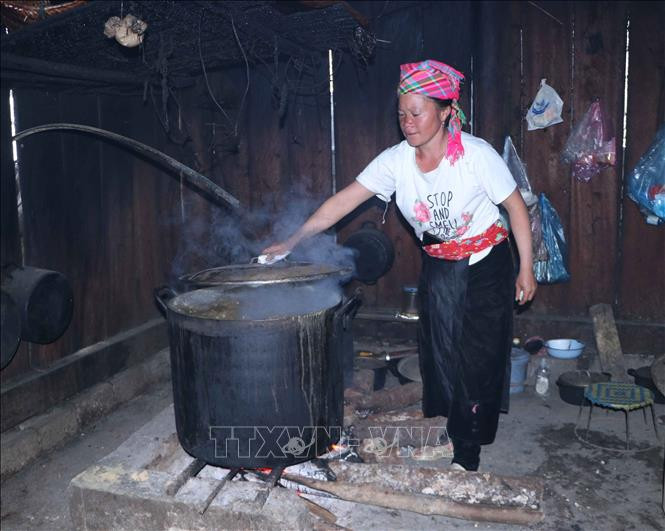 Thu nhập của gia đình bà Sình Thị Cài, dân tộc Mông, ở xã Sà Dề Phìn, huyện Sìn Hồ chủ yếu phụ thuộc từ nấu rượu. Ảnh: Việt Hoàng-TTXVN Trở ngại trong xây dựng nông thôn mới ở huyện vùng cao biên giới Sìn Hồ ảnh 3