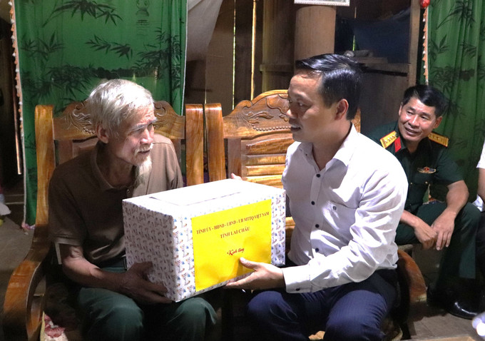 Chủ tịch UBND tỉnh Lai Châu (ngoài cùng bên phải) tặng quà cho thương binh Hoàng Văn Vang, bản Nậm Ty, xã Nậm Hàng, huyện Nậm Nhùn. Ảnh: TTXVN phát 75 năm Ngày Thương binh - Liệt sỹ: Lai Châu thực hiện đầy đủ, kịp thời các chính sách hỗ trợ người có công ảnh 1