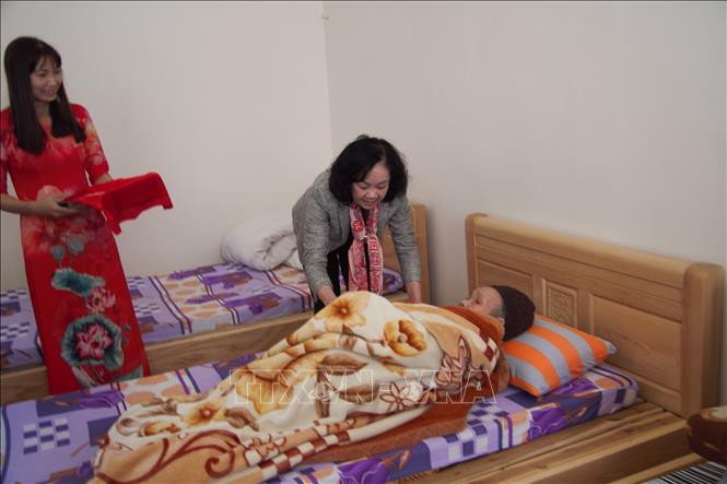 Đồng chí Trương Thị Mai, Ủy viên Bộ Chính trị, Bí thư Trung ương Đảng, Trưởng ban Dân vận Trung ương thăm và tặng quà Tết tại Trung tâm Bảo trở tỉnh Lâm Đồng. Ảnh: Đặng Tuấn – TTXVN Trưởng ban Dân vận Trung ương Trương Thị Mai thăm và tặng quà Tết tại Lâm Đồng ảnh 1