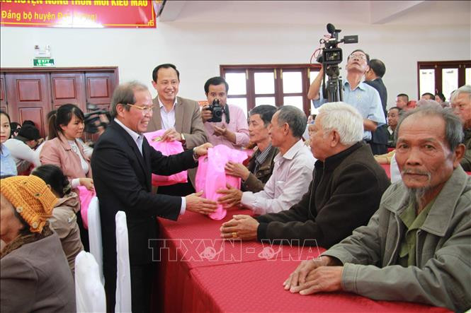 Lãnh đạo UBND tỉnh Lâm Đồng đã đi thăm, tặng quà trẻ em, gia đình chính sách, người nghèo, người dân tộc thiểu số. Ảnh: Đặng Tuấn – TTXVN Trưởng ban Dân vận Trung ương Trương Thị Mai thăm và tặng quà Tết tại Lâm Đồng ảnh 3