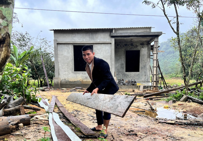 Từ hộ nghèo, nhờ vay vốn ưu đãi phát triển kinh tế, anh Hồ Văn Nguy, ở xã biên giới Hướng Việt, huyện Hướng Hóa (Quảng Trị) đã xây dựng nhà ở kiến cố, khang trang; gia đình anh đã tình nguyện đăng ký rút khỏi diện hộ nghèo. Ảnh: Nguyên Linh - TTXVN Quảng Trị: Huy động nguồn lực đầu tư vùng đồng bào dân tộc thiểu số và miền núi ảnh 2