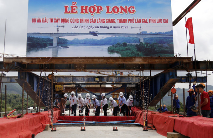 Các đại biểu thực hiện nghi lễ hợp long cầu Làng Giàng. Ảnh: Quốc Khánh - TTXVN Lào Cai hợp long cây cầu thứ 8 bắc qua sông Hồng ảnh 1