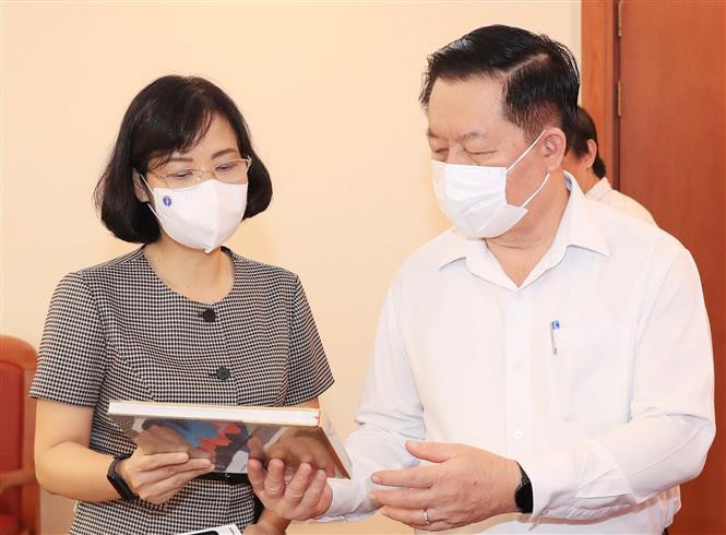 Phó Tổng Giám đốc Thông tấn xã Việt Nam Vũ Việt Trang giới thiệu các ấn phẩm của TTXVN với đồng chí Nguyễn Trọng Nghĩa. Ảnh: Nguyễn Điệp - TTXVN Trưởng ban Tuyên giáo Trung ương Nguyễn Trọng Nghĩa chúc mừng TTXVN nhân Ngày Báo chí Cách mạng Việt Nam ảnh 4