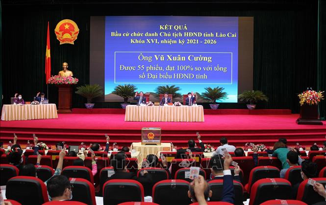 Các đại biểu biểu quyết tại kỳ họp. Ảnh: Quốc Khánh - TTXVN Ông Vũ Xuân Cường được bầu giữ chức Chủ tịch Hội đồng nhân dân tỉnh Lào Cai ảnh 3