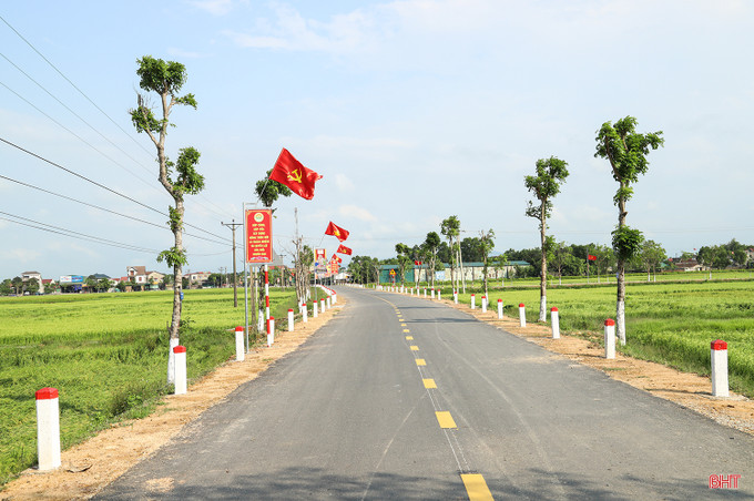 Hạ tầng giao thông nông thôn xã nông thôn mới Cẩm Thành (Cẩm Xuyên) được nâng cấp khang trang. Nguồn: baohatinh.vn Công nhận huyện Cẩm Xuyên, tỉnh Hà Tĩnh đạt chuẩn nông thôn mới ảnh 1