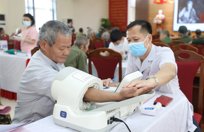 Khám sức khỏe ban đầu cho người có công với cách mạng huyện Tràng Định tại Trung tâm Điều dưỡng Người có công tỉnh Lạng Sơn. Ảnh: Anh Tuấn – TTXVN Nâng mức chuẩn trợ cấp ưu đãi cho người có công với cách mạng ảnh 1
