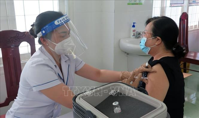 Nhân viên y tế tiêm vaccine phòng COVID-19 cho người dân. Ảnh: Xuân Triệu - TTXVN Bộ Y tế ban hành tiêu chí cơ sở đảm bảo an toàn tiêm chủng vaccine COVID-19 ảnh 1