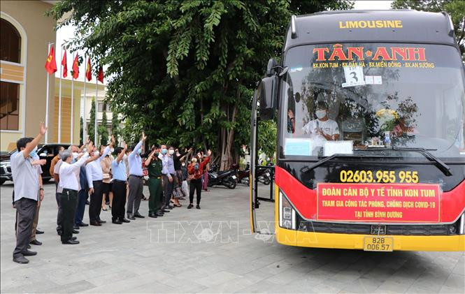 Lãnh đạo tỉnh Kon Tum chào tạm biệt đoàn công tác tham gia phòng, chống dịch. Ảnh: Dư Toán – TTXVN. Hưởng ứng Lời kêu gọi của Tổng Bí thư Nguyễn Phú Trọng: Đoàn cán bộ y tế tỉnh Kon Tum hỗ trợ Bình Dương đẩy lùi dịch COVID-19 ảnh 4