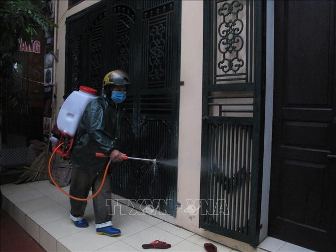 Cán bộ dịch tễ phun thuốc diệt muỗi. Ảnh: Hải Yến - TTXVN Chủ động phòng sốt xuất huyết trong tình hình dịch COVID-19 ảnh 1