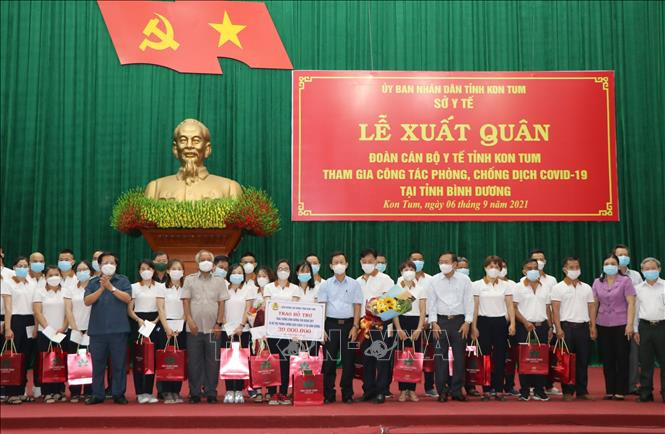 Lãnh đạo tỉnh Kon Tum tặng hoa, quà và động viên các bác sỹ, điều dưỡng tham gia đoàn công tác. Ảnh: Dư Toán – TTXVN. Hưởng ứng Lời kêu gọi của Tổng Bí thư Nguyễn Phú Trọng: Đoàn cán bộ y tế tỉnh Kon Tum hỗ trợ Bình Dương đẩy lùi dịch COVID-19 ảnh 1