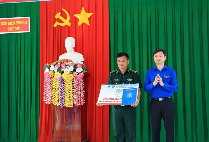 Bí thư BCH Trung ương Đoàn TNCS Hồ Chí Minh Nguyễn Minh Triết trao quà cho Đồn Biên phòng Phú Mỹ. Ảnh: Hồng Đạt - TTXVN Tuổi trẻ Việt Nam hành động vì biên cương Tổ quốc ảnh 2