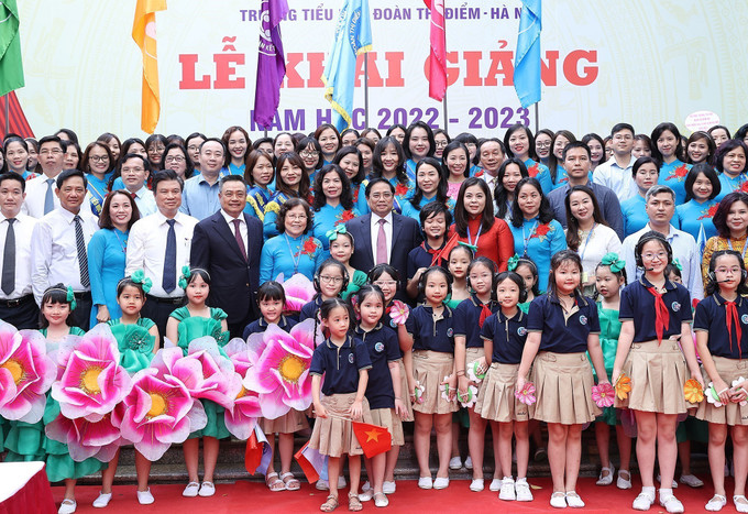 Thủ tướng Phạm Minh Chính với giáo viên, học sinh Trường Tiểu học Đoàn Thị Điểm. Ảnh: Dương Giang-TTXVN Thủ tướng Phạm Minh Chính: Thực hiện 3 cân bằng “học - chơi - ăn ngủ” cho học sinh ảnh 5