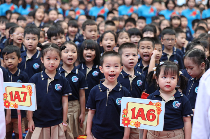Học sinh Khối 1 Tiểu học Trường Tiểu học Đoàn Thị Điểm dự Lễ khai giảng. Ảnh: Dương Giang-TTXVN Thủ tướng Phạm Minh Chính: Thực hiện 3 cân bằng “học - chơi - ăn ngủ” cho học sinh ảnh 8