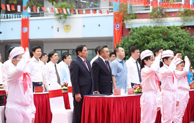 Thủ tướng Phạm Minh Chính dự Lễ khai giảng năm học mới tại Trường Tiểu học Đoàn Thị Điểm. Ảnh: Dương Giang-TTXVN Thủ tướng Phạm Minh Chính: Thực hiện 3 cân bằng “học - chơi - ăn ngủ” cho học sinh ảnh 3