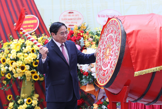 Thủ tướng Phạm Minh Chính đánh trống khai giảng năm học mới tại Trường Tiểu học Đoàn Thị Điểm. Ảnh: Dương Giang-TTXVN Thủ tướng Phạm Minh Chính: Thực hiện 3 cân bằng “học - chơi - ăn ngủ” cho học sinh ảnh 1