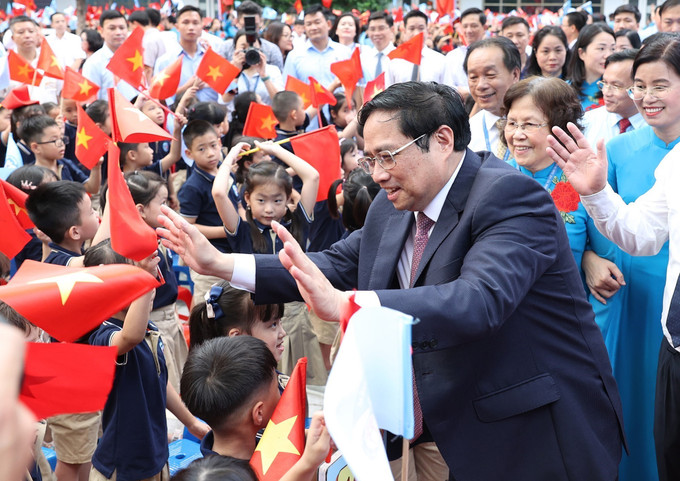Thủ tướng Phạm Minh Chính với học sinh Trường Tiểu học Đoàn Thị Điểm. Ảnh: Dương Giang-TTXVN Thủ tướng Phạm Minh Chính: Thực hiện 3 cân bằng “học - chơi - ăn ngủ” cho học sinh ảnh 6