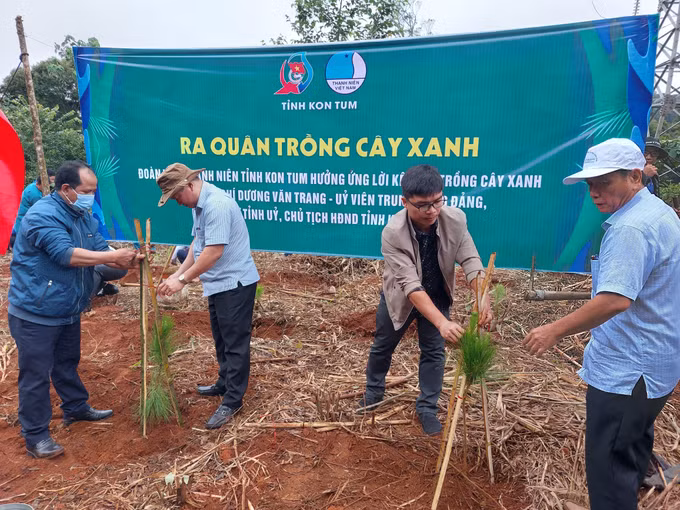 Tuổi trẻ Kon Tum ra quân trồng cây xanh tạo cảnh quan, bảo vệ môi trường sinh thái ảnh 1