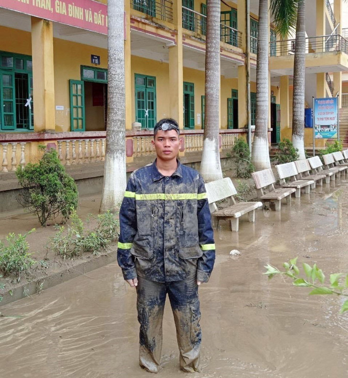 Chiến sỹ Quan Ngọc Hoàng ứng cứu hơn 100 em học sinh bị cô lập do mưa lũ tại Trường Trung học phổ thông Lâm Bình, tỉnh Tuyên Quang. Ảnh: TTXVN phát Tuyên Quang khen thưởng chiến sỹ Công an giải cứu hơn 100 học sinh trong đêm mưa lũ ảnh 2