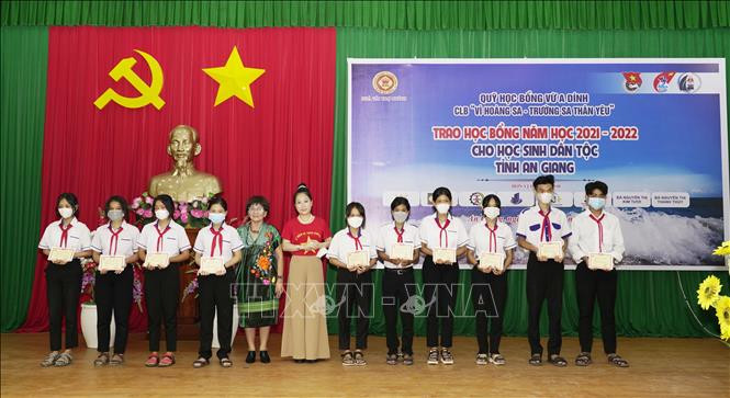 Trao học bổng cho các em học sinh dân tộc Chăm trên địa bàn huyện An Phú. Ảnh: Công Mạo-TTXVN Hỗ trợ, động viên học sinh dân tộc thiểu số vươn lên trong học tập ảnh 1