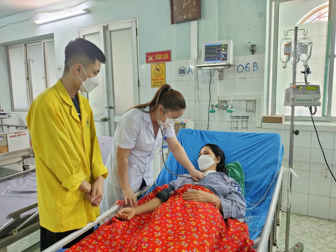 Bác sỹ khoa Hồi sức tích cực – Chống độc thăm khám cho bệnh nhân. Ảnh: Nam Sương - TTXVN Cảnh báo nguy cơ ngộ độc củ ấu tẩu ảnh 1