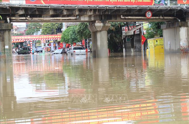 Điểm ngập úng cục bộ đường Ngô Quyền, thành phố Lạng Sơn sáng 10/5/2022. Ảnh: Quang Duy – TTXVN Lạng Sơn: Mưa lớn gây sạt lở đất đá và ngập úng cục bộ nhiều nơi ảnh 1
