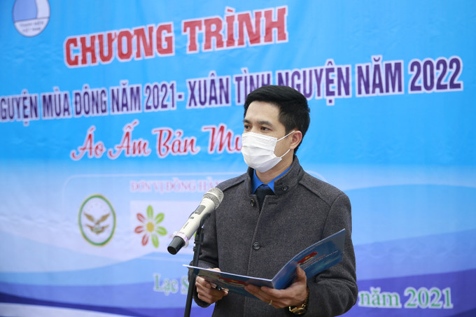 Phó Bí thư Tỉnh đoàn Hòa Bình Hoàng Đức Minh phát biểu tại chương trình. Ảnh: Trọng Đạt - TTXVN Hòa Bình tổ chức hoạt động Tình nguyện mùa Đông ảnh 2