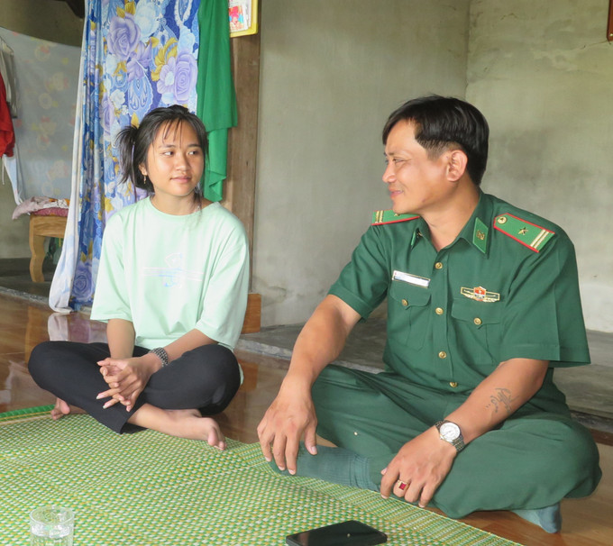 Bộ đội biên phòng tỉnh Thừa Thiên - Huế thăm hỏi, động viên em Hồ Thị Minh tại xã Đông Sơn, huyện A Lưới - một trong những học sinh được hỗ trợ qua chương trình “Nâng bước em tới trường”. Ảnh: Tường Vi – TTXVN Thừa Thiên - Huế: Chắp cánh ước mơ cho trẻ em nghèo vùng biên giới ảnh 1