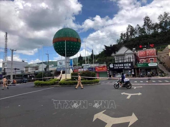 Thị trấn Thạnh Mỹ, trung tâm huyện Đơn Dương bị phong tỏa khi dịch bệnh xuất hiện. Ảnh: TTXVN phát Khởi tố vụ án hình sự làm lây lan dịch COVID-19 ảnh 1