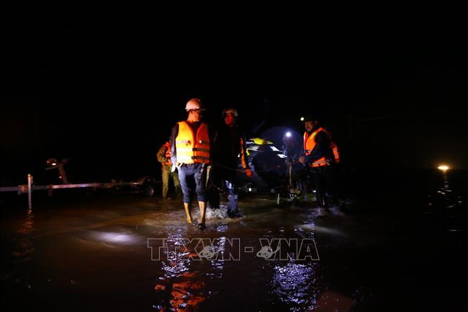 Lực lượng chức năng Hà Tĩnh phối hợp với chính quyền địa phương tiến hành di chuyển người dân vùng bị cô lập ra khu vực an toàn, đồng thời vận chuyển thực phẩm cho người dân ở khu bị cô lập thuộc 6 thôn của xã Cẩm Vĩnh, Đã có tới 133 người chết và mất tích do mưa lũ ảnh 1