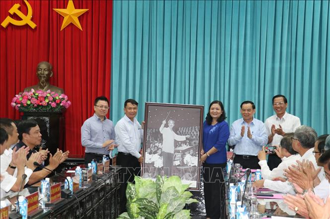 Lãnh đạo Thông Tấn Xã Việt Nam tặng bức ảnh"Bác Hồ bắt nhịp bài ca kết đoàn" cho lãnh đạo Tỉnh ủy Bến Tre. Ảnh: Huỳnh Phúc Hậu - TTXVN Thông Tấn Xã Việt Nam và tỉnh Bến Tre tăng cường hợp tác thông tin ảnh 2