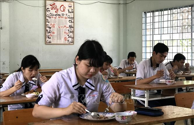 Học sinh có hoàn cảnh khó khăn nhà trường hỗ trợ cơm trưa trong thời gian ôn thi. Ảnh: Lê Thúy Hằng-TTXVN Thanh Hóa: Thí sinh khu vực miền núi tham dự Kỳ thi tốt nghiệp Trung học Phổ thông 2020 được hỗ trợ suất ăn miễn phí ảnh 1