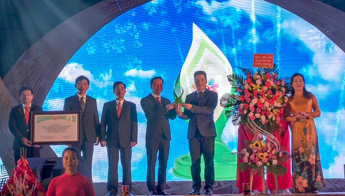Lãnh đạo thành phố Móng Cái nhận giải thưởng "Sản phẩm du lịch bền vững thành thị ASEAN 2020" cho Cụm thông tin Cổ động biên giới Sa Vĩ. Ảnh: mongcai.gov.vn Trao giải thưởng du lịch bền vững thành thị ASEAN 2020 cho Cụm thông tin cổ động biên giới Sa Vĩ ảnh 1