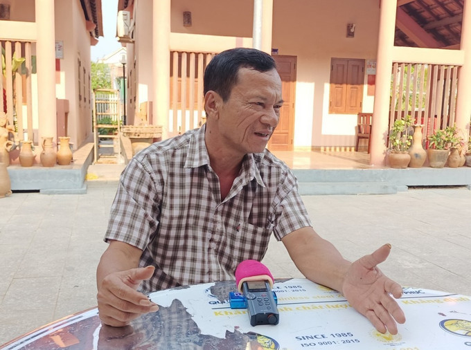 Anh Đàng Chí Quyết trao đổi với các cơ quan truyền thông về gốm truyền thống của làng nghề. Ảnh: TTXVN phát Nỗ lực vì sự phát triển của làng nghề gốm truyền thống Bàu Trúc ảnh 2