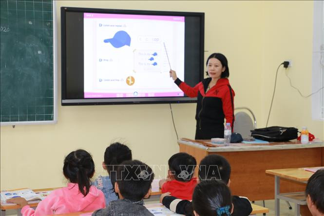 Sử dụng giáo trình điện tử đem lại khá nhiều điều mới mẻ trong dạy và học. cho học sinh lớp 1. Ảnh: Bích Huệ-TTXVN Đổi mới phương pháp dạy học phù hợp với chương trình, sách giáo khoa mới ở Thành phố Hồ Chí Minh ảnh 1