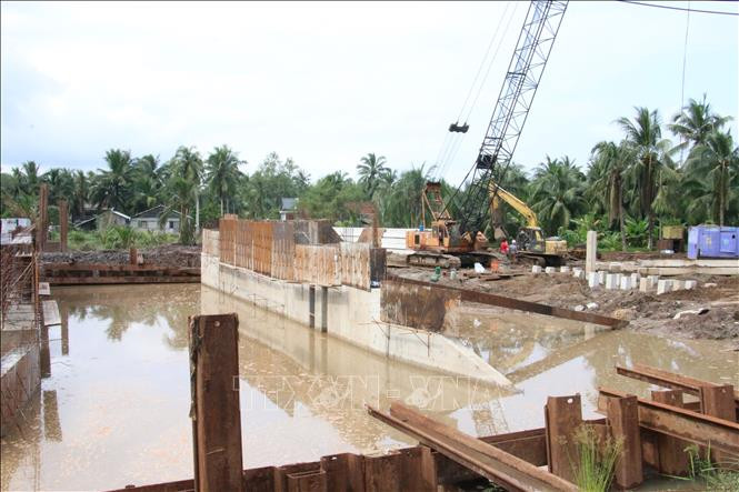Khẩn trương thi công các công trình cống ngăn mặn, trữ ngọt. Ảnh: Công Trí-TTXVN Bến Tre đầu tư hơn 8.400 tỷ đồng cho các công trình ngăn mặn, trữ ngọt ảnh 1