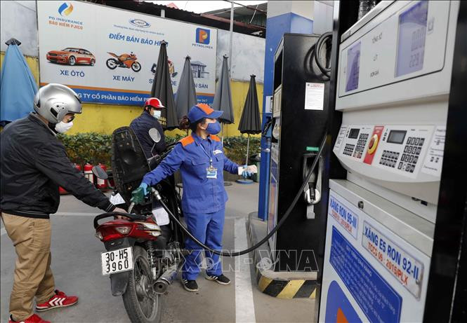 Mua bán xăng, dầu tại một cửa hàng kinh doanh xăng, dầu của Tập đoàn xăng dầu Việt Nam ở Hà Nội. Ảnh: Trần Việt - TTXVN Giá xăng, dầu đồng loạt tăng trở lại ảnh 1