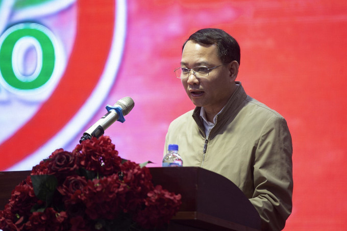 Phó Chủ tịch UBND thành phố Hòa Bình Nguyễn Việt Hùng phát biểu tại chương trình. Ảnh: Trọng Đạt-TTXVN Hội Chữ thập đỏ Thành phố Hòa Bình mang Tết nhân ái đến với người nghèo ảnh 1