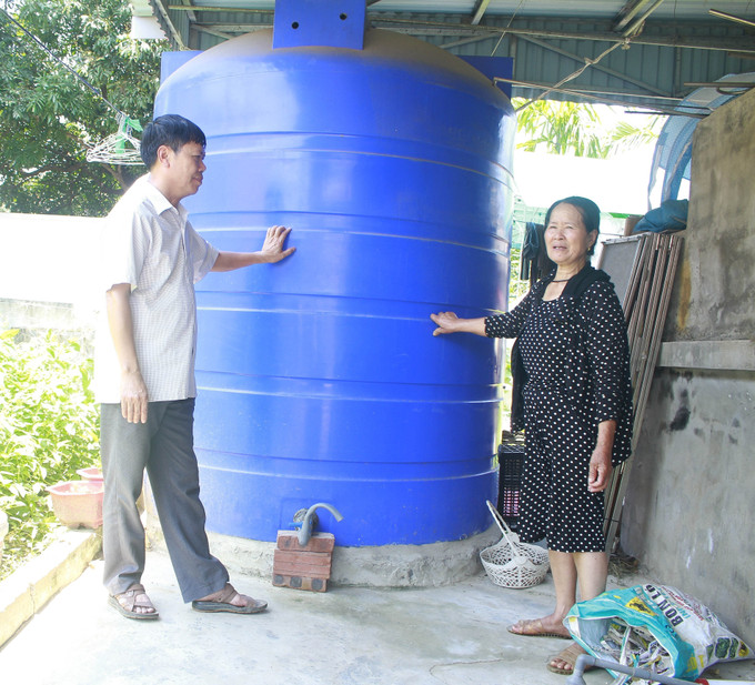 Hàng nghìn hộ dân ở xã Yên Mạc và Yên Mỹ, huyện Yên Mô, tỉnh Ninh Bình không có sạch sinh hoạt phải tận dụng nguồn nước từ giếng khoan, bể nước mưa để sử dụng. Ảnh: Thùy Dung - TTXVN Ninh Bình nỗ lực giải quyết tình trạng người dân "khát" nước sạch ở huyện nông thôn mới Yên Mô ảnh 5