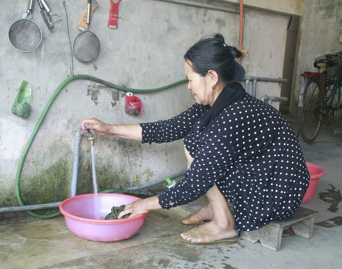 Hàng nghìn hộ dân ở xã Yên Mạc và Yên Mỹ, huyện Yên Mô, tỉnh Ninh Bình không có sạch sinh hoạt phải tận dụng nguồn nước từ giếng khoan, bể nước mưa để sử dụng. Ảnh: Thùy Dung - TTXVN Ninh Bình nỗ lực giải quyết tình trạng người dân "khát" nước sạch ở huyện nông thôn mới Yên Mô ảnh 2