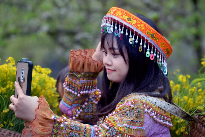 Khách đến tham quan, trải nghiệm tại vườn mận của gia đình anh Giàng A Sáng tại thung lũng Nà Ka, huyện Mộc Châu. Ảnh: Quang Quyết – TTXVN