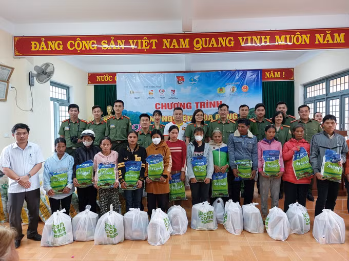 Mang Tết đến với đồng bào khó khăn tại xã vùng sâu của tỉnh Kon Tum ảnh 1