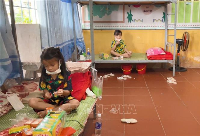 Các cháu học sinh đón Tết Thiếu nhi 1/6 trong Khu cách ly tập trung trên địa bàn huyện Nậm Pồ (tỉnh Điện Biên). Ảnh: Xuân Tiến - TTXVN Tết Thiếu nhi ấm áp trong “tâm dịch” Nậm Pồ ảnh 5