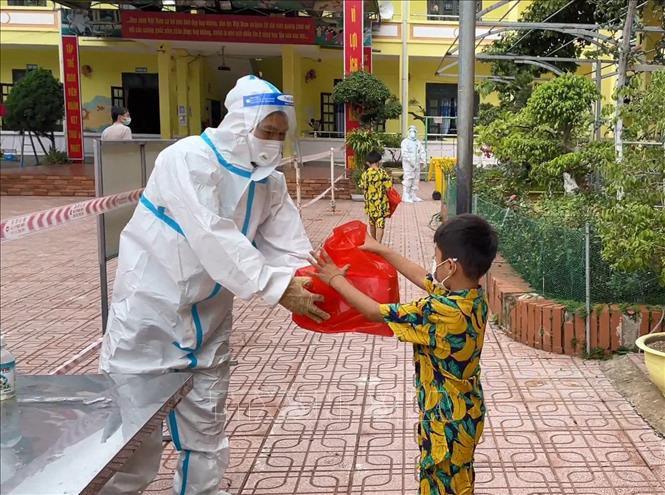 Việc tổ chức phát quà Tết Thiếu nhi 1/6 tại các Khu cách ly tập trung trên địa bàn huyện Nậm Pồ (tỉnh Điện Biên) được thực hiện tuân thủ nghiêm ngặt quy định về phòng, chống dịch COVID-19. Ảnh: Xuân Tiến - TTXVN Tết Thiếu nhi ấm áp trong “tâm dịch” Nậm Pồ ảnh 2