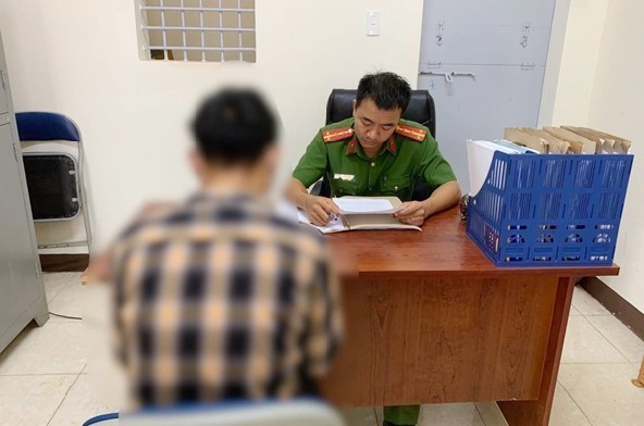 Cơ quan Công an huyện Ea H’leo, tỉnh Đắk Lắk làm việc với N.C.C. Ảnh: TTXVN phát Vụ tấn công tại Đắk Lắk: Xử lý trường hợp đăng tải thông tin sai sự thật trên mạng xã hội ảnh 1