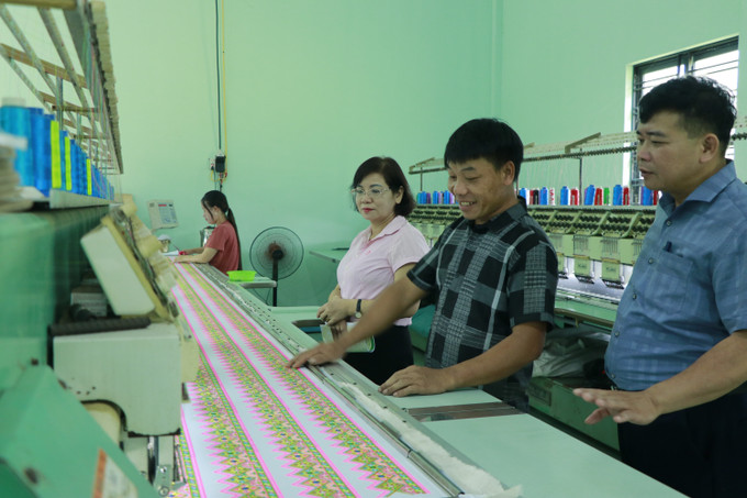 Cơ sở dệt thổ cẩm của hộ gia đình ông Giàng A Chư (người đứng giữa), thôn Đồng Ruộng, xã Kiên Thành, huyện Văn Yên dự kiến sẽ chuyển đổi thành hợp tác xã dệt thổ cẩm trong năm 2022. Ảnh: Tiến Khánh - TTXVN Khát vọng làm giàu từ đặc sản quê hương ảnh 3